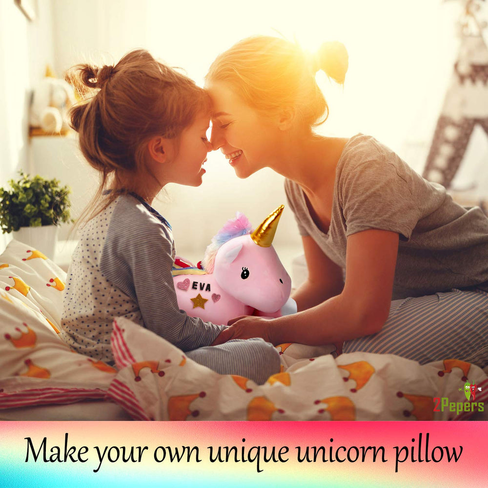 2Pepers metallic gold horn creates a sparkling focal point on the pillow.