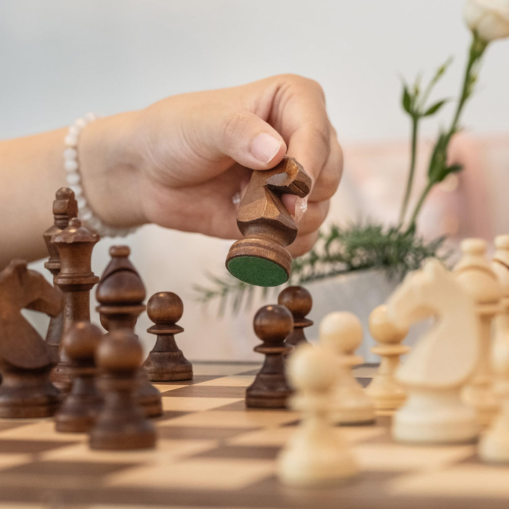 A&A set includes two extra queens for flexible play options
