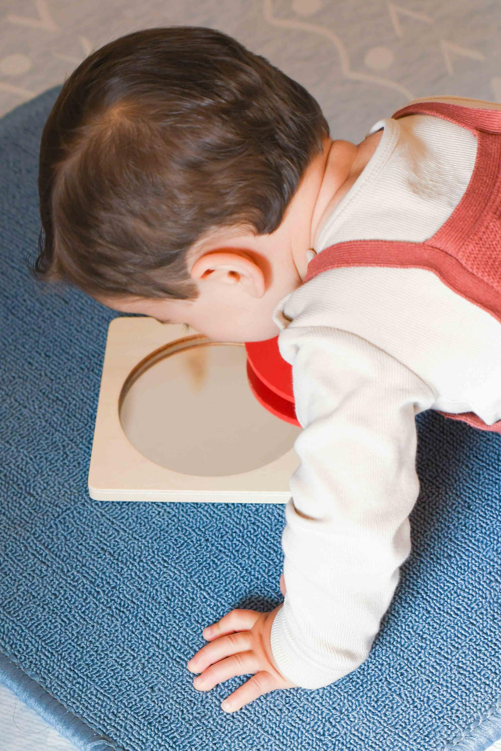 Adena Montessori spinning drum enhances focus and fine motor engagement during play.