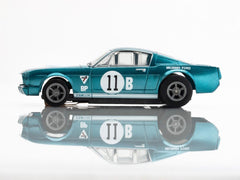 AFX Shelby GT350R 1965 Donohue top view highlights the low-profile design.