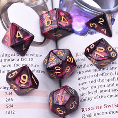 Amiven dice with high-contrast digits improve quick reads during battles.