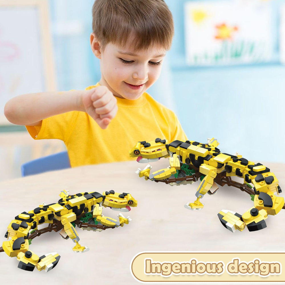 apcute Articulated gecko limbs enable lifelike posing for educational tabletop displays.