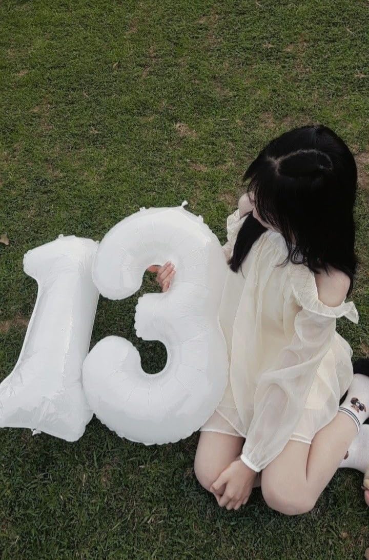 Argthjy 40-inch number 3 balloon close-up showing shiny foil finish.