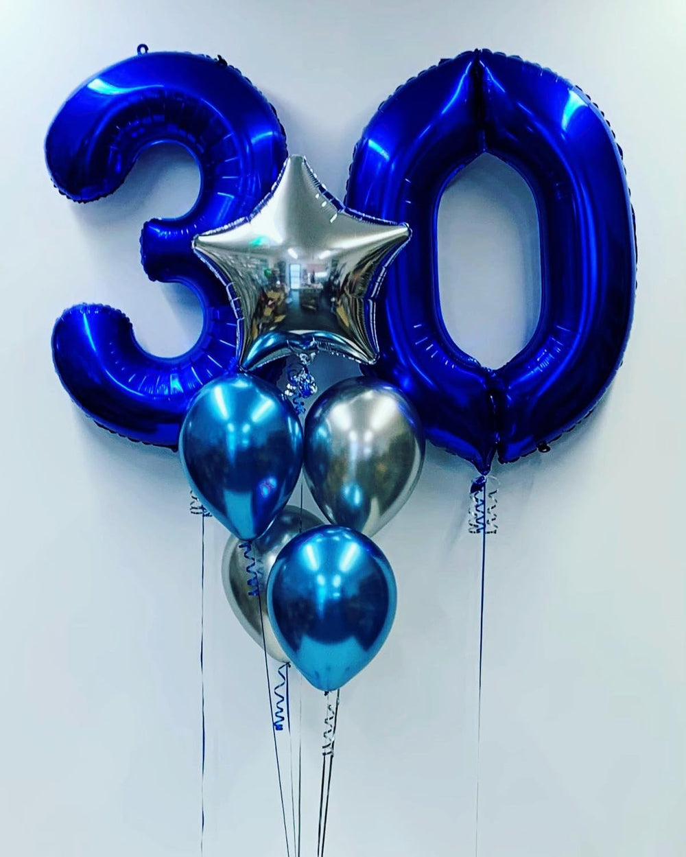 Argthjy foil-number-balloon construction for durable, long-lasting party decor.