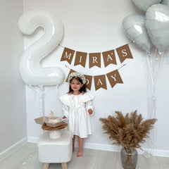 Argthjy number-9 black foil balloon creates dramatic decor for events
