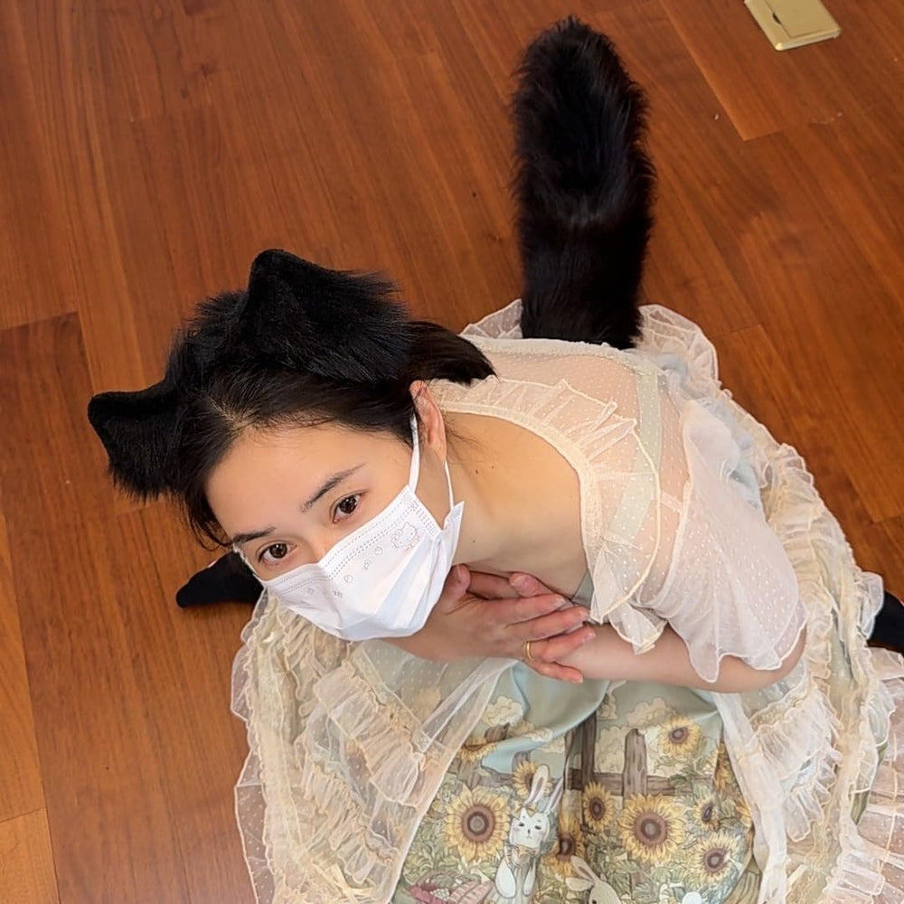 Aroogudo tail powered by batteries enables smooth, lifelike motion.