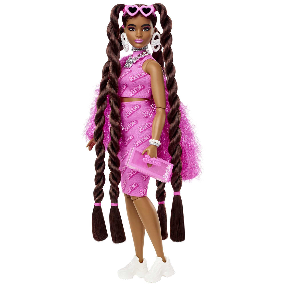 Barbie Extra accessories set enhances creative dress-up and mix-and-match play.
