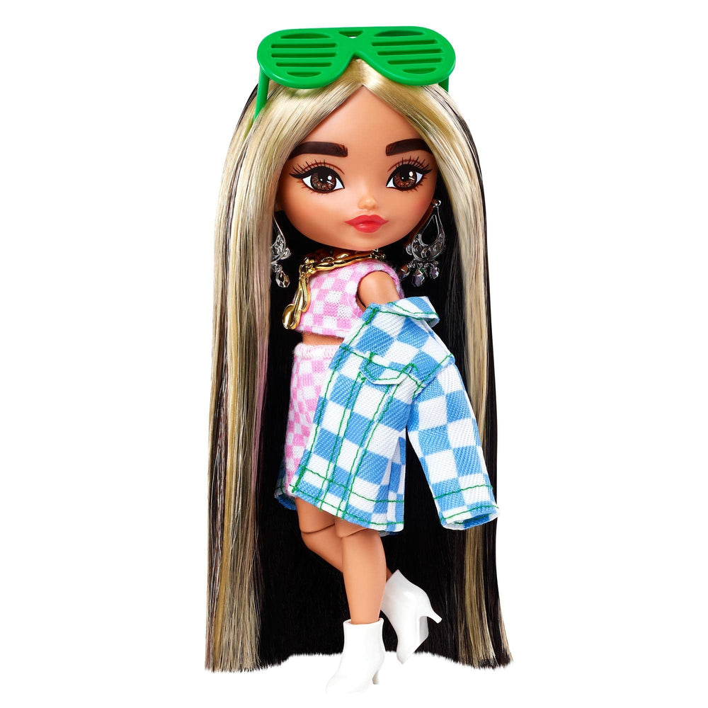 Barbie Extra Minis shutter sunglasses add stylish, pose-ready detail.
