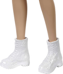 Barbie Fashionistas shoes and accessories complete each fashion look.