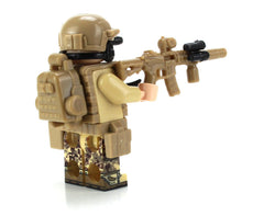 Premium clamshell packaging protects the Battle Brick minifigure during display.
