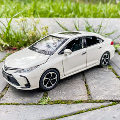 BDTCTK 1:32 Corolla display base keeps the toy stable on shelves.