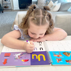 BenBen Montessori-Busy-Book: kid-friendly tool for cognitive and fine motor development.