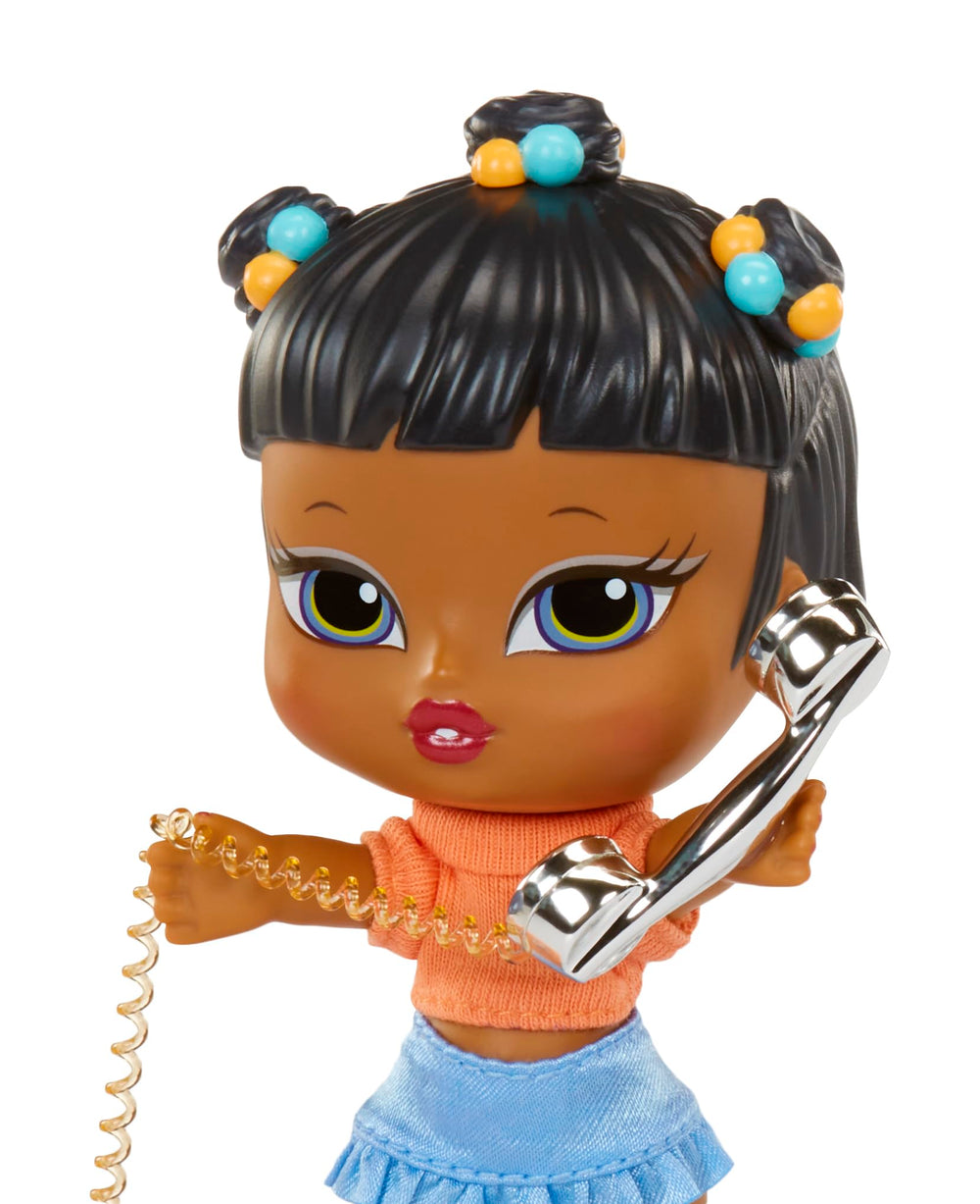 Bratz Babyz Runwayz Packaging front-row view enhances display appeal.