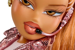 Bratz Pop Starz Yasmin headset microphone enhances stage role-play.