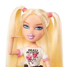 Bratz Stylin' Cloe sunglasses add a cool finish to styling