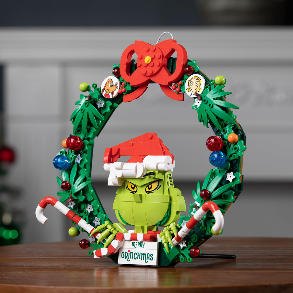 Brickcraft Grinch Wreath includes Cindy Lou Who accent for charm.