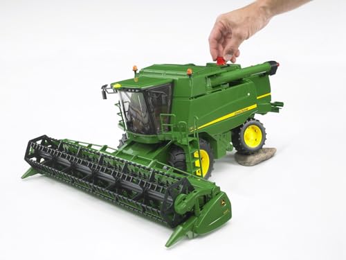Bruder John Deere T670i detachable cutting unit with pendulum suspension.