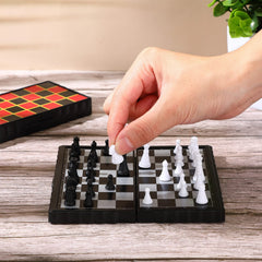 Charniol magnetic chess pieces close-up showing magnets for stable moves