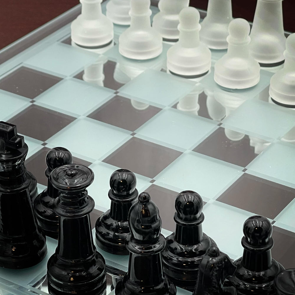 CHH Avant-Garde mirror chess board reflects light for dramatic gameplay moments