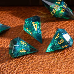 CRITALLIC Diamond DND dice set green close-up highlights sharp edges for stable rolls.