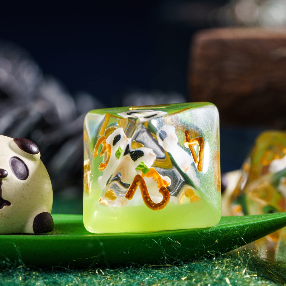 Cusdie seven-die DND set includes D4 through D20 for versatile rolls