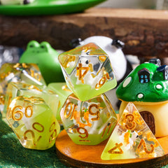 Cusdie DND dice feature easy-to-read golden numbers