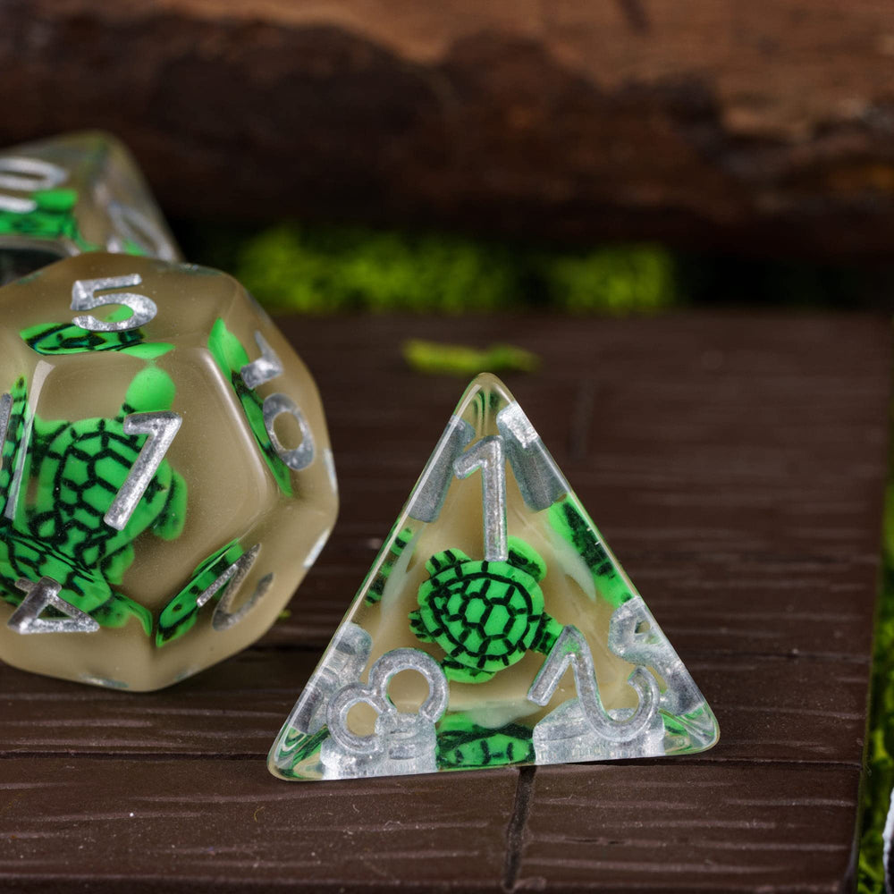 Cusdie seven-piece DND dice set on display shows the collection of shapes.
