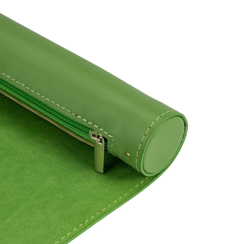 Cusdie PU leather dice tray offers durable, easy-clean surface for sessions.