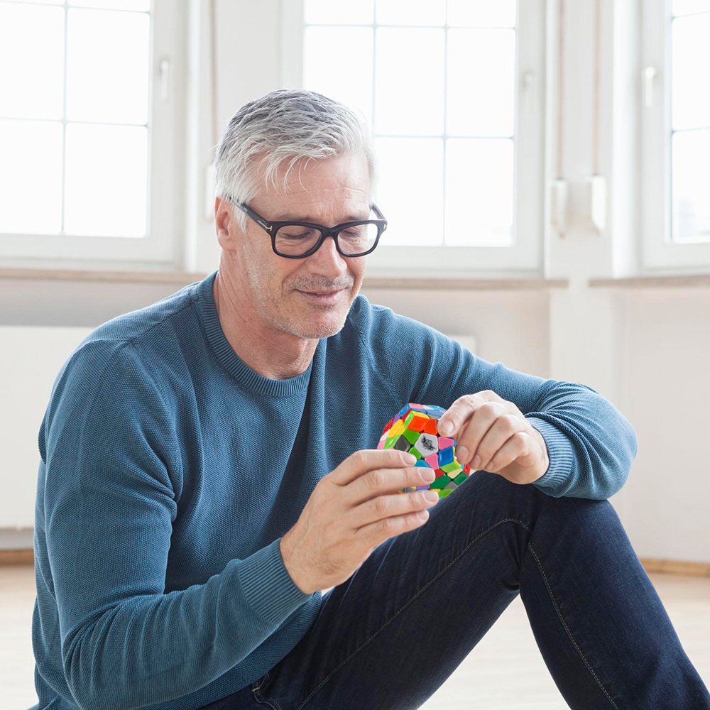 D-FantiX Cyclone Boys Megaminx with concave corners enhances grip during solving.