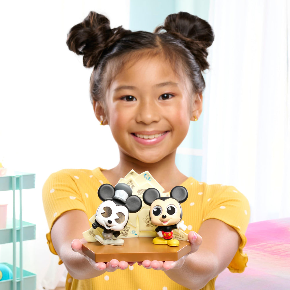 Disney Doorables Grand Entrance glittery eyes add sparkle to the figures.