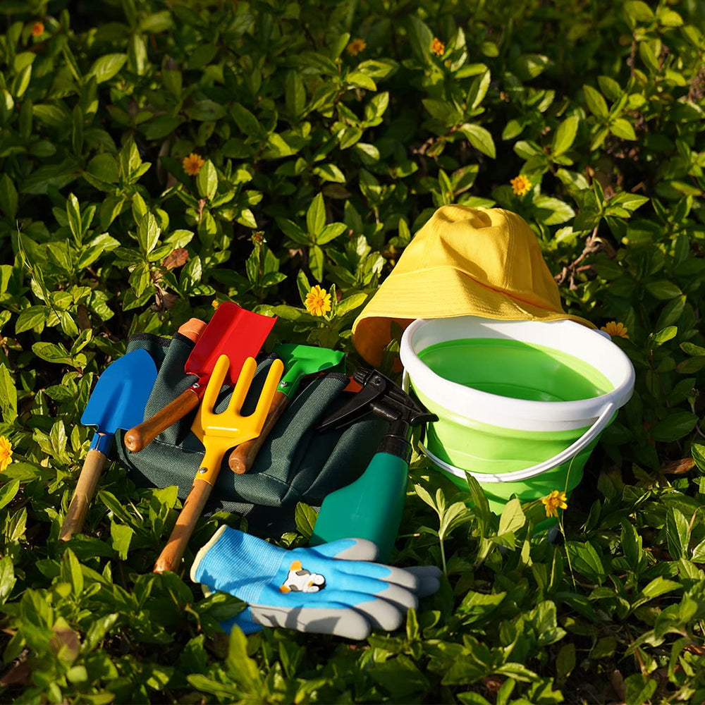 Doiaz Kidz apron keeps kids clean while tending plants.