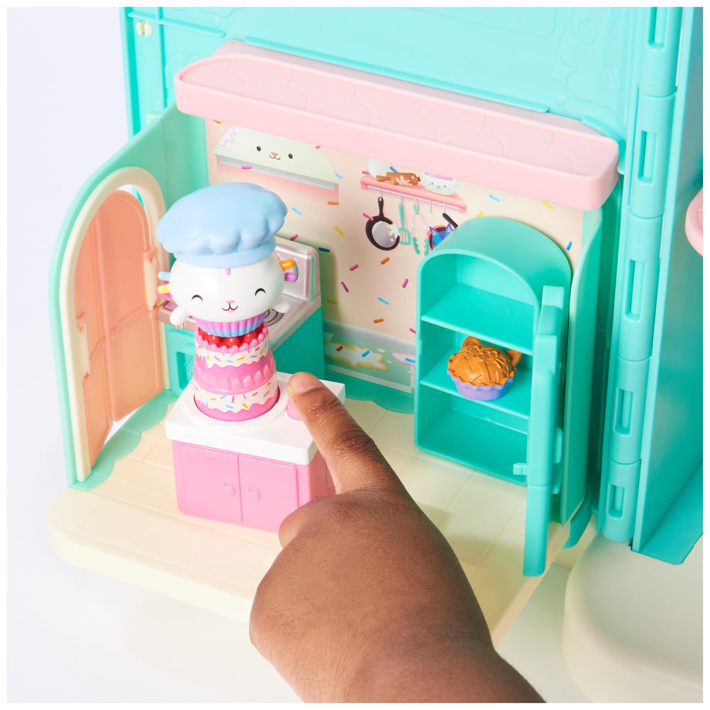 DreamWorks Gabby’s Dollhouse Bakey Kitchen pie and chef hat for dress-up fun.