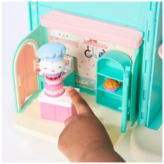 DreamWorks Gabby’s Dollhouse Bakey Kitchen pie and chef hat for dress-up fun.