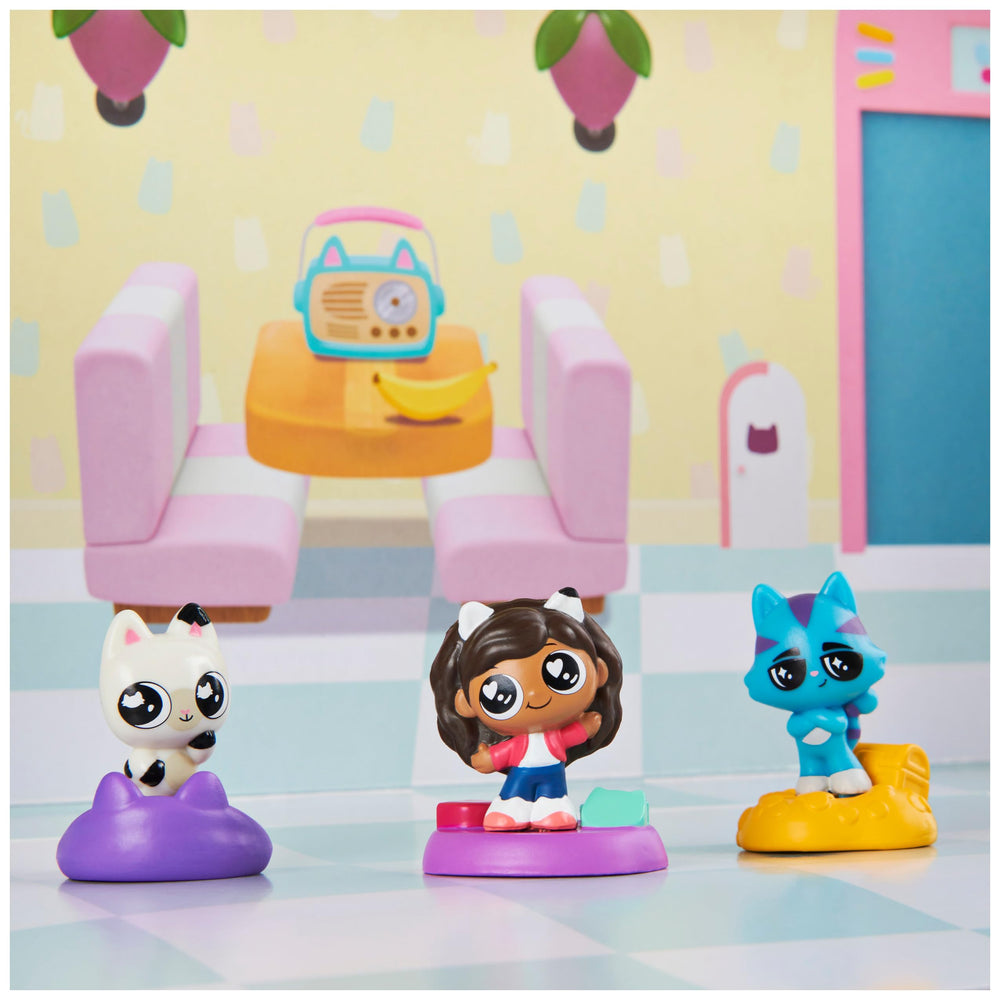 DreamWorks Gabby’s Dollhouse dollhouse mat transforms the box into a play space.