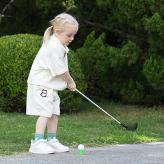 Dyienocs kids golf clubs set: putting cups to build aim and accuracy.