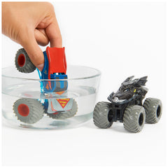 El Toro Loco versus Cyclops color-changing action with realistic wheels and chassis.