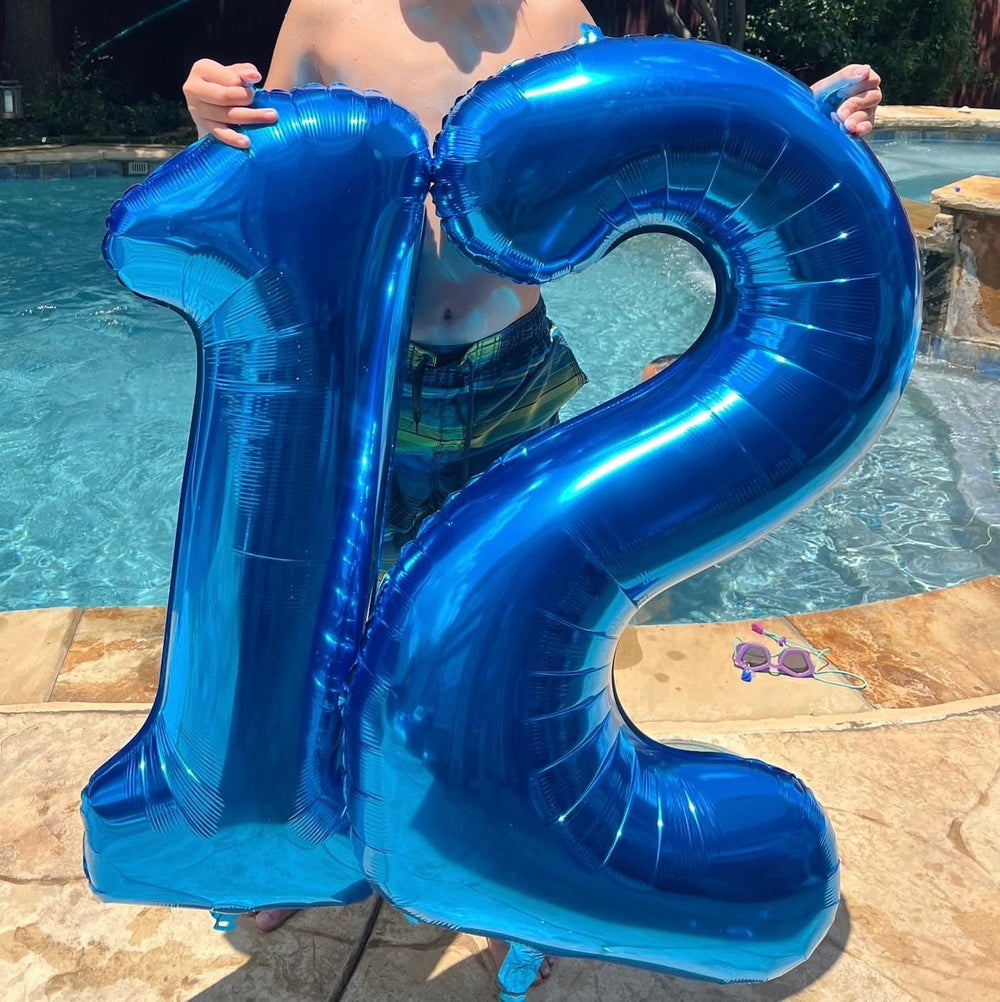Enyeopd 40-inch front-view number balloon creates a dramatic focal point.