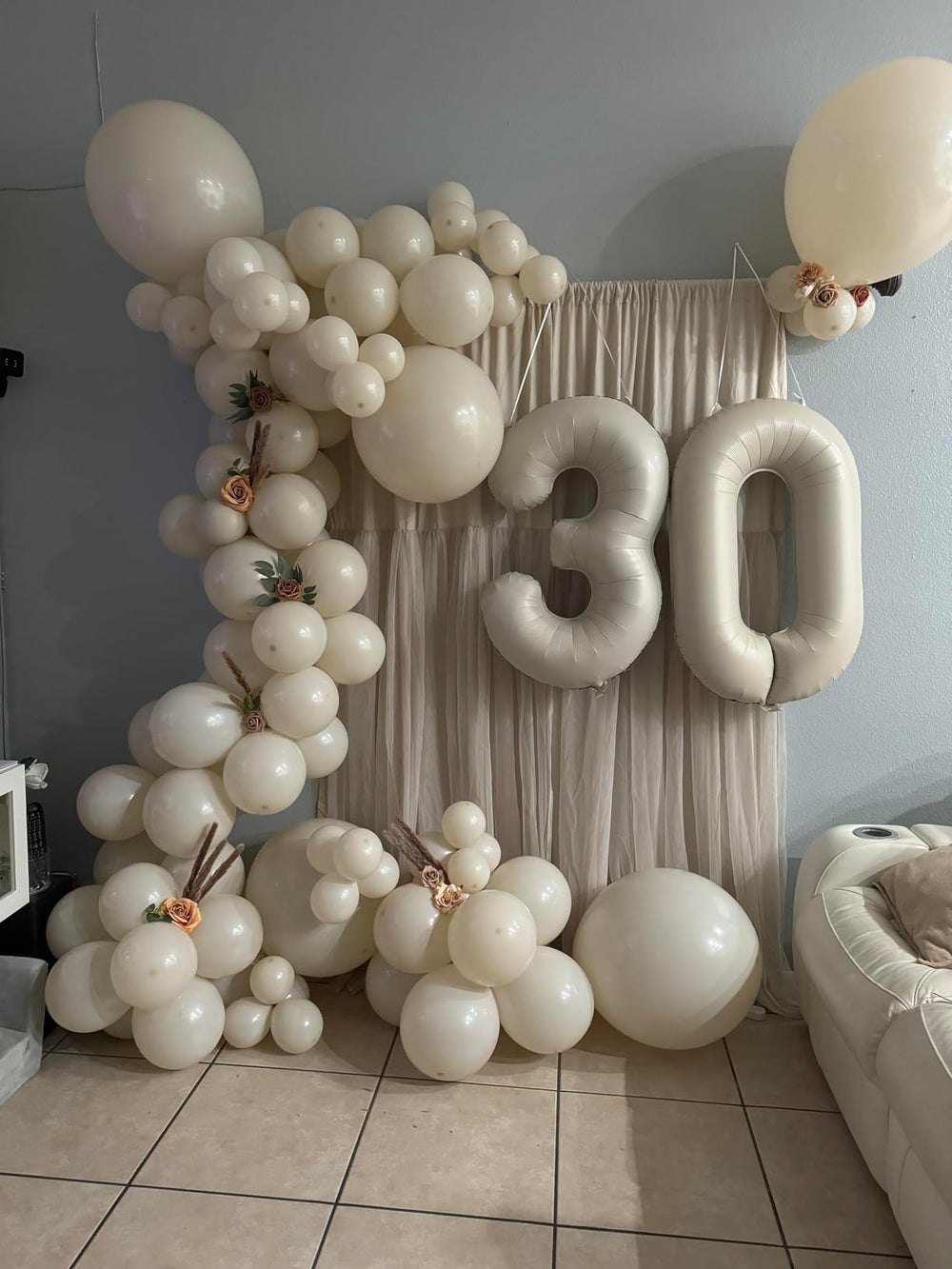 Enyeopd hanging number balloon setup creates instant backdrop for events.