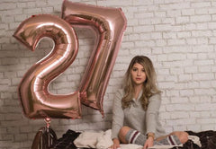 Enyeopd rose gold 40inch number balloon creates a bold milestone centerpiece.