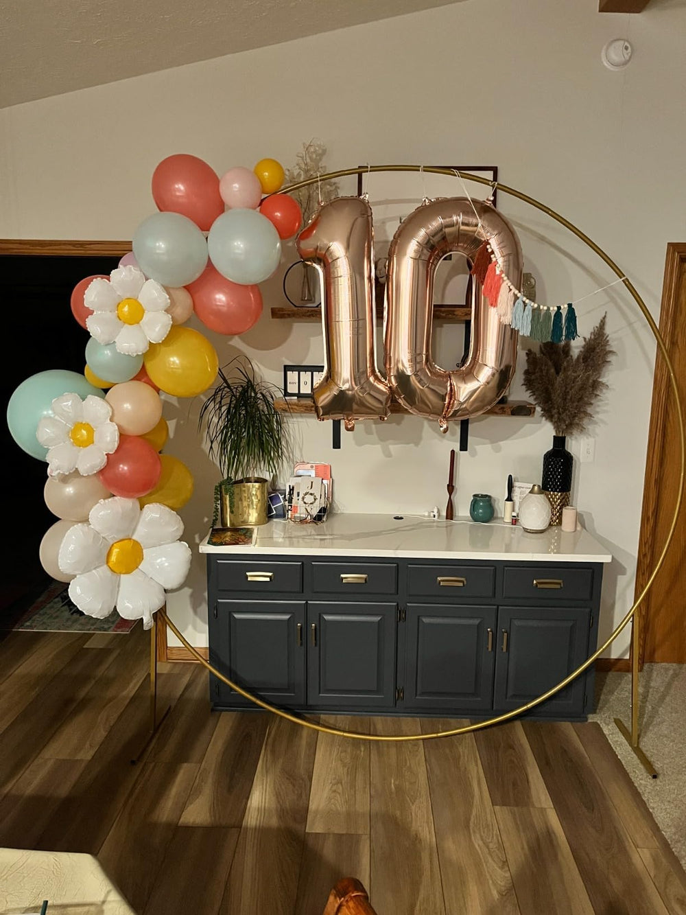 Versatile hanging or stacking display with Enyeopd rose gold 10 balloon.