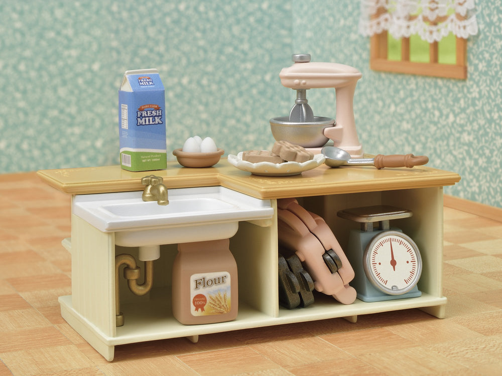 Epoch Sylvanian donut shape top and bottom pieces emphasize mix-and-match play