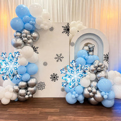 FunHot Foil snowflake balloons serve as sparkling focal points in winter setups.
