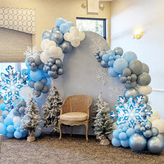 FunHot White balloons brighten winter celebrations and photo backdrops.
