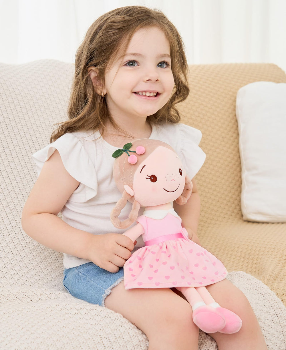 GAGAKU lightweight huggable doll is easy for small hands to carry.