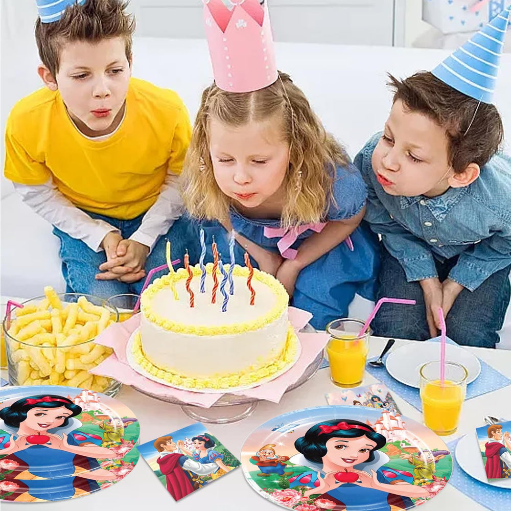 Generic Snow White table setting creates a charming, coordinated celebration.