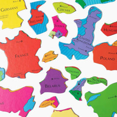Geotoys GeoPuzzle family bonding during geography challenges.