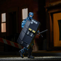 Weapon loadout shows versatile display possibilities for imaginative play with Shockwave Faria.