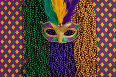 GiftExpress green Mardi Gras beads, 33 inches, ideal for party costumes.