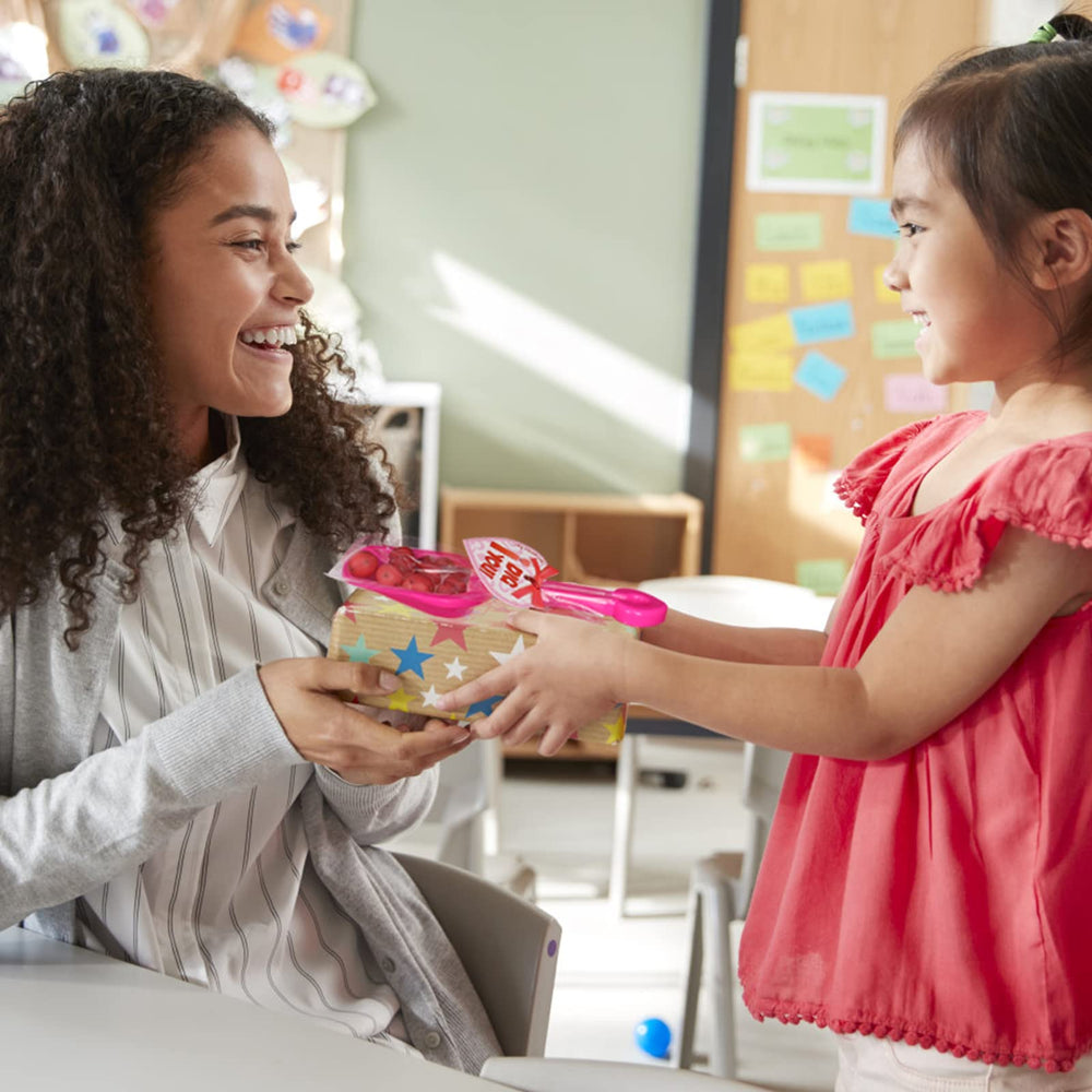 Giiffu classroom Valentine exchange idea with cards and shovels
