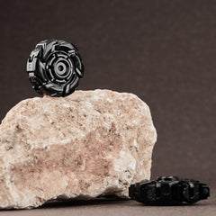 HAMMERSMITH Pocket-Sized Spinner fits in a bag for quick focus.